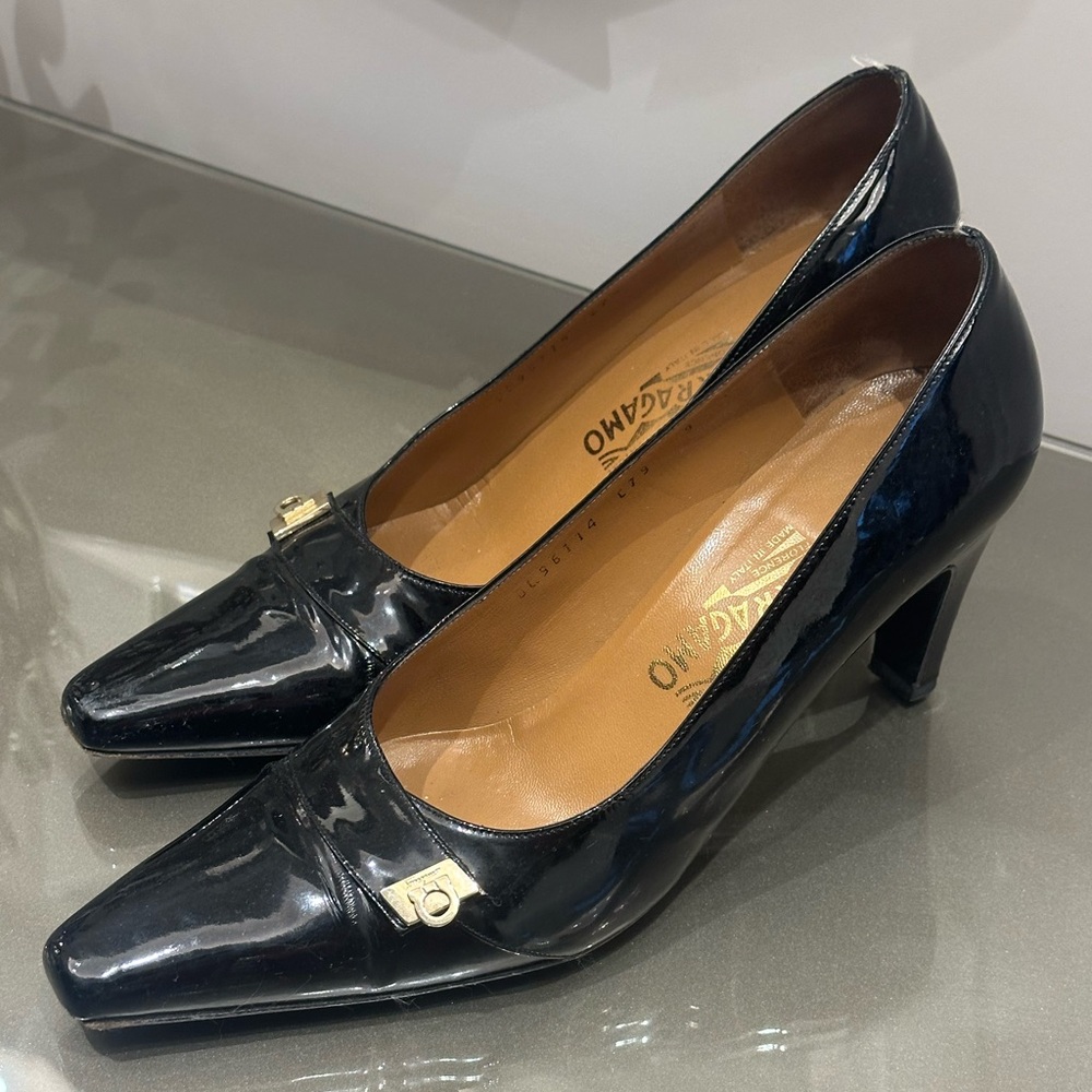 Salvatore Ferragamo Vintage Black Patent Leather Office Siren Pumps- Size 9 - Picture 2 of 7